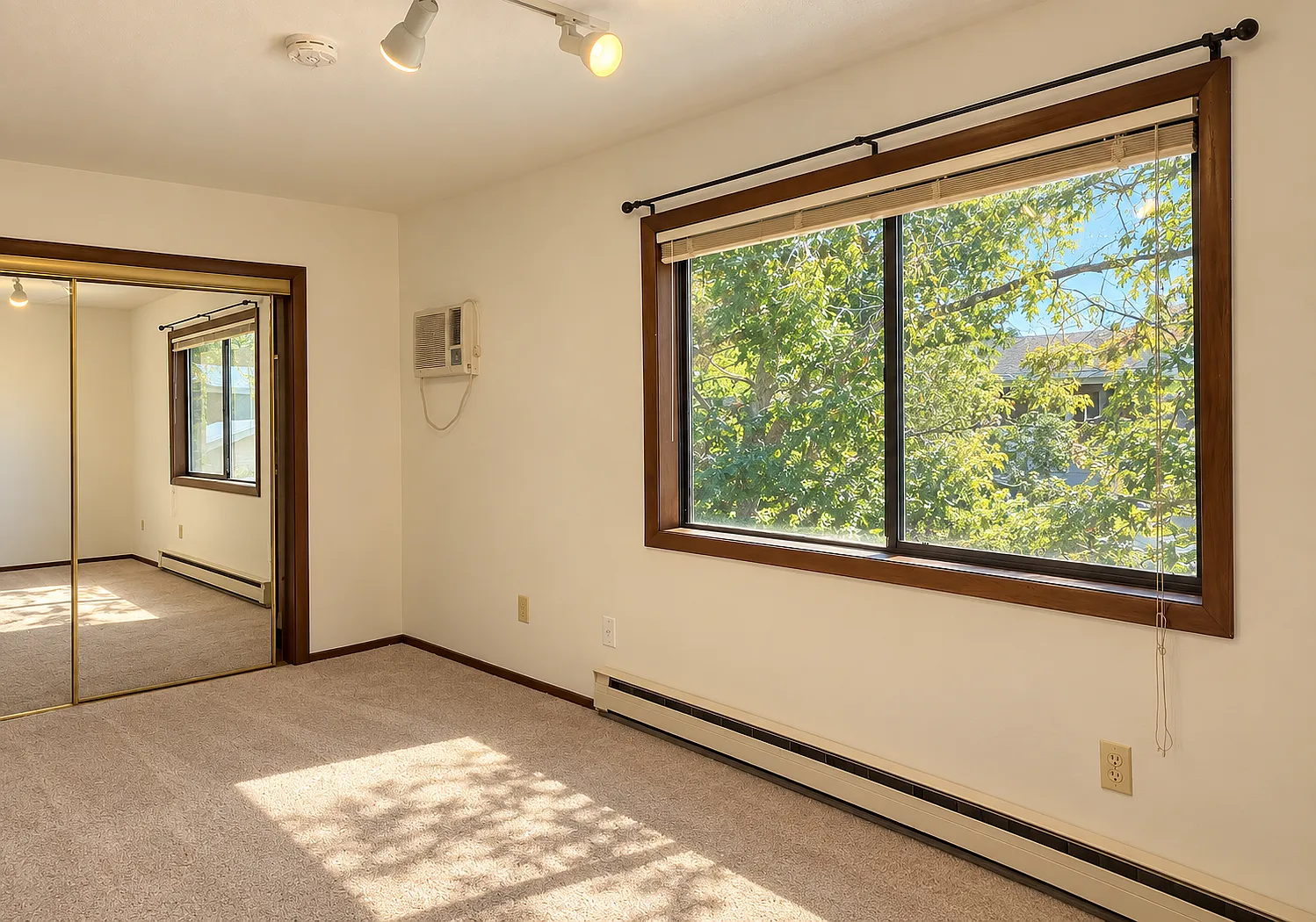 3 bed, 3.0 bath, 2000 sqft, $3,200 — Photo 4