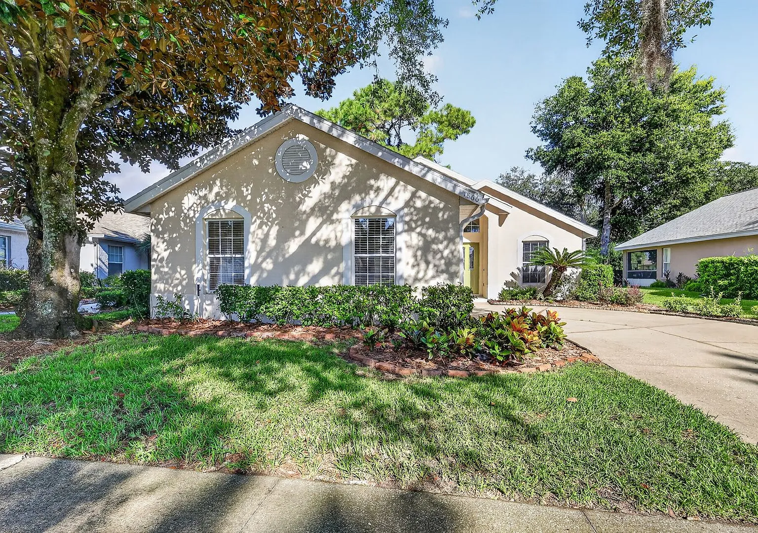 Immaculate 2 Bedroom / 2 Bathroom In Country Club Of Mount Dora! — Photo 1