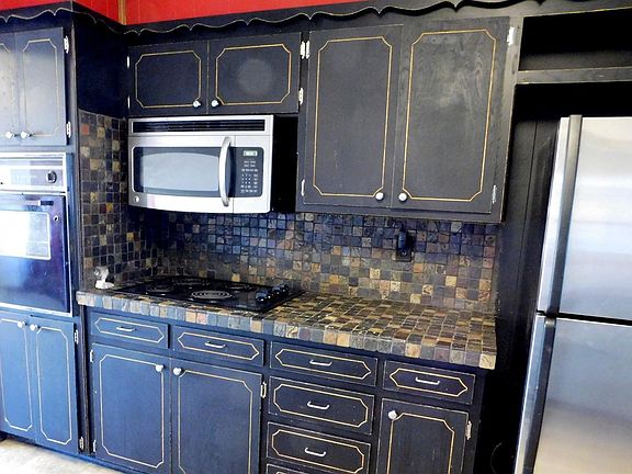 3rd image of 1725 W Avenue B