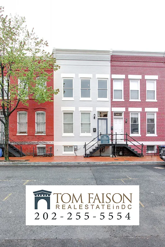 617 Acker Pl NE photo 1