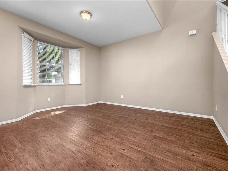 1709 Glen Dunbar Ln — Photo 3