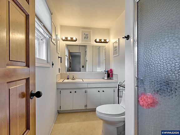 4th image of 900 Ivy Way NE