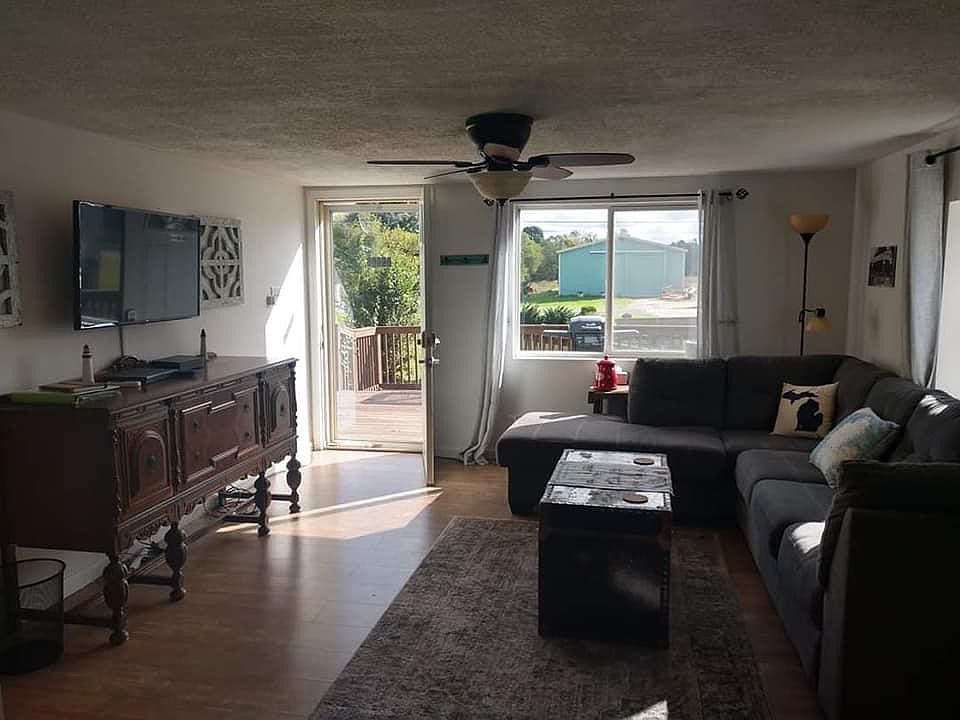 Livingroom, bright and welcoming, plenty of seating. Nice and comfy!
