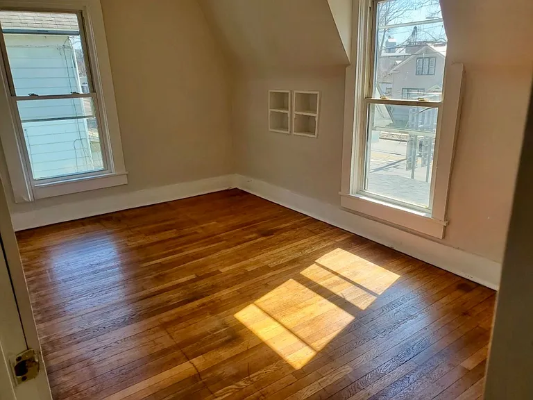40 Clinton Ave — Photo 9