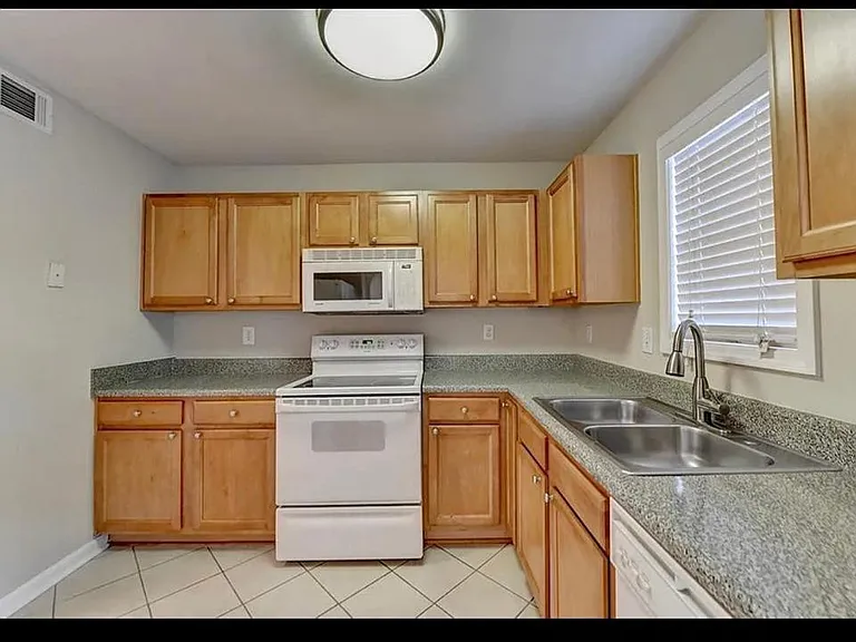 810 Summer Pl — Photo 11