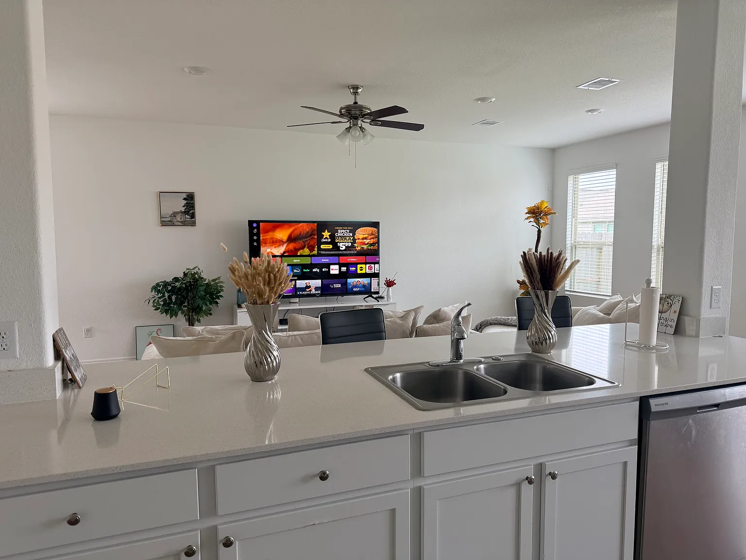 4 bed, 2400 sqft, $2,500 — Photo 2