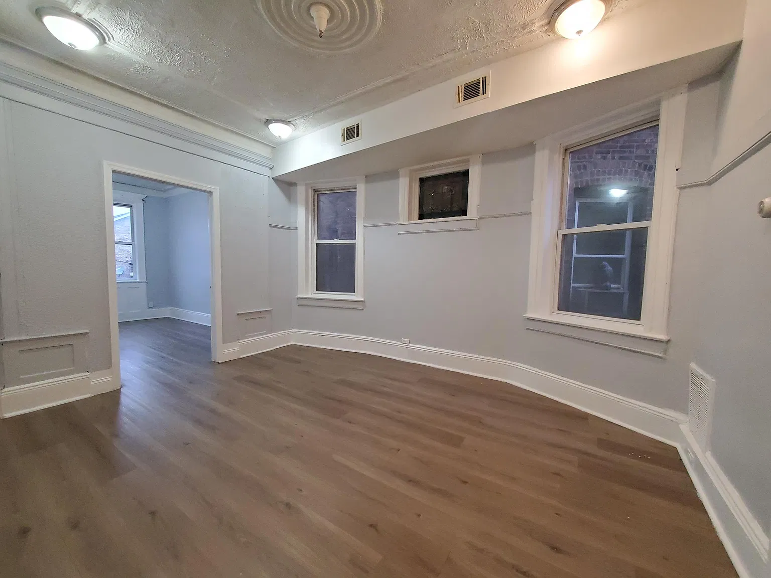 3 bed, 1000 sqft, $2,100 — Photo 3