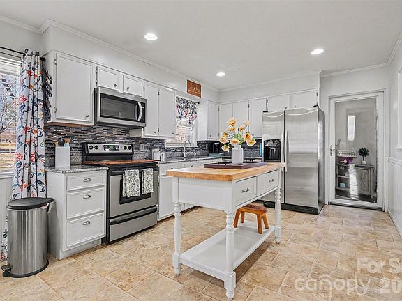 4th image of 216 Malcolm Rd