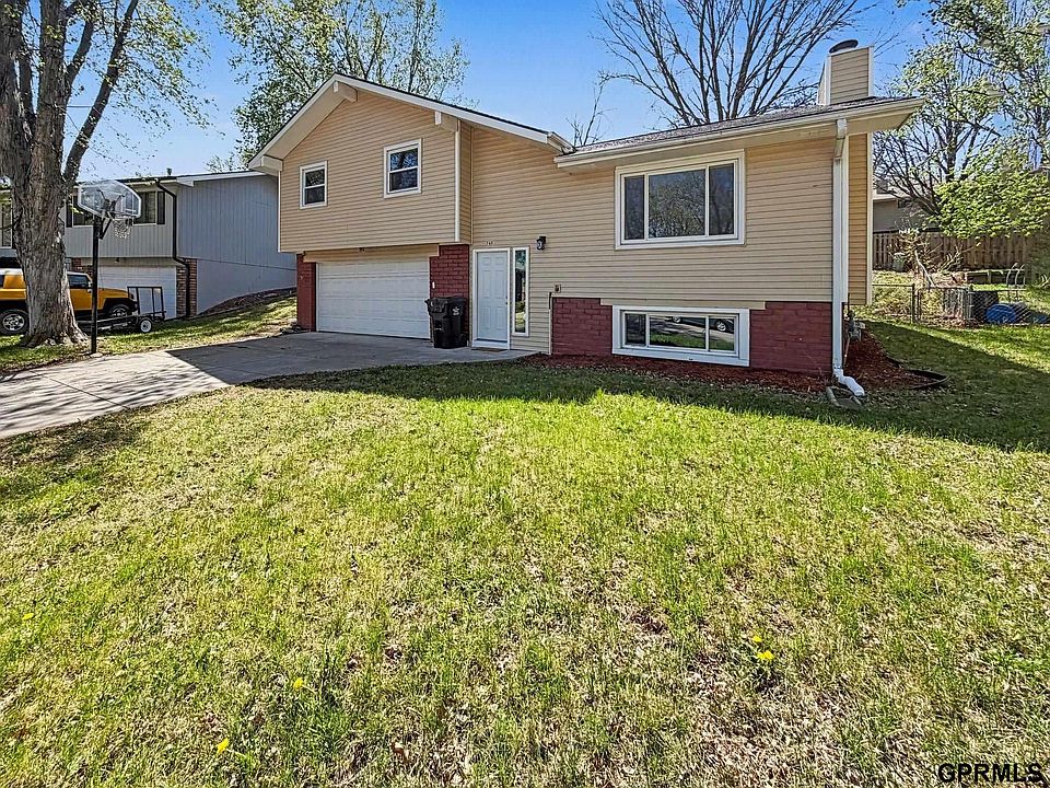 1st image of 749 W Leon Dr