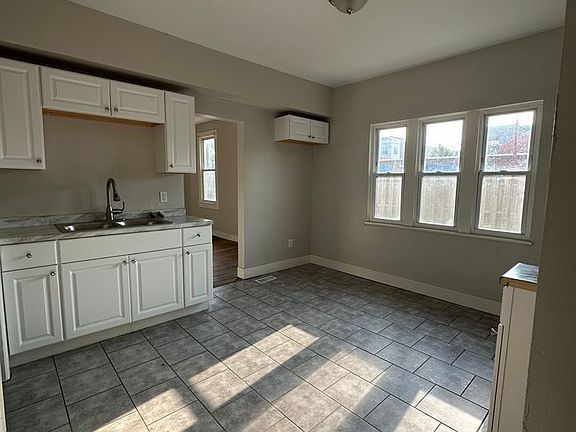5th image of 2711 Sackett Ave