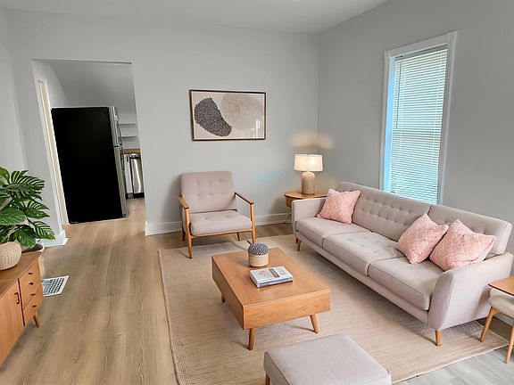 2nd image of 20 Vandine Pl NE