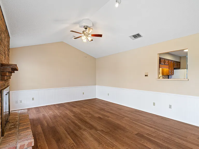 1876 Woodside Ln — Photo 2