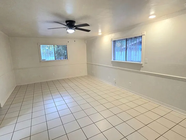 215 Johnson Dr — Photo 5