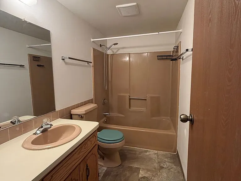 944 E Elm Dr — Photo 6
