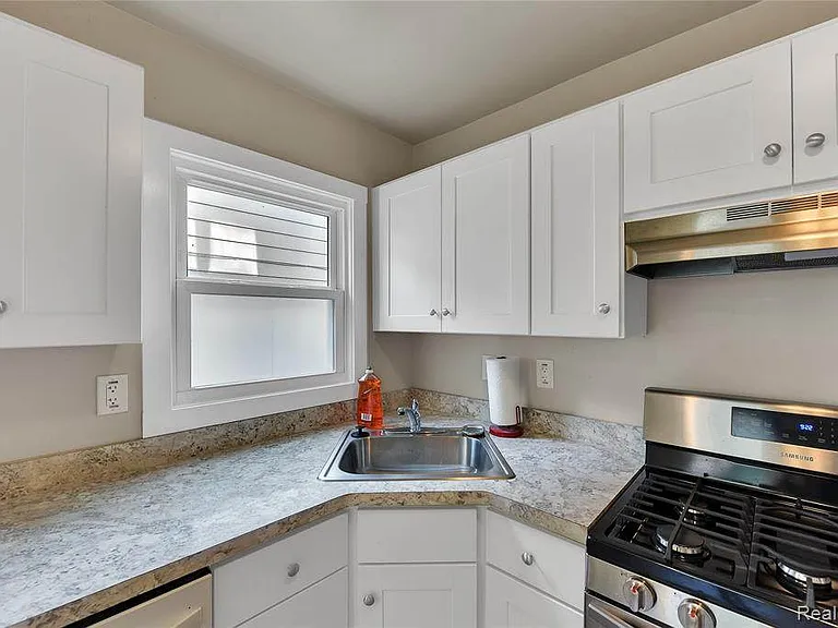 24717 New York St — Photo 9