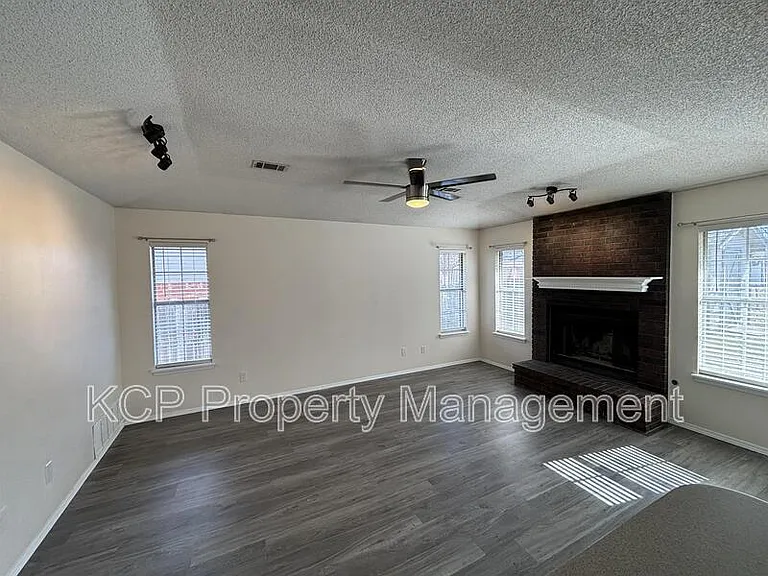 8812 Skypark Dr — Photo 9