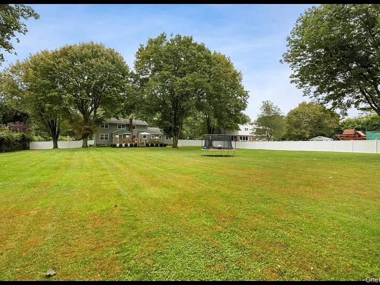 240 Plainview Rd — Photo 18