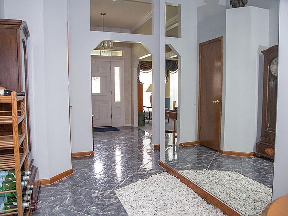 3rd image of 820 Richmond Ct