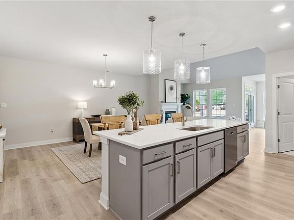 3rd image of 1256 Treviso Bay