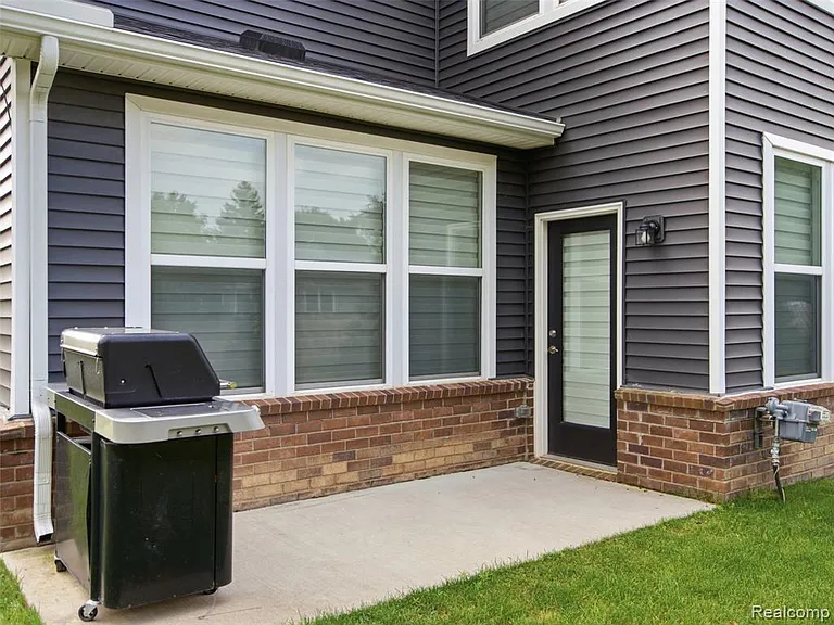 4021 Nottingham Cir — Photo 32
