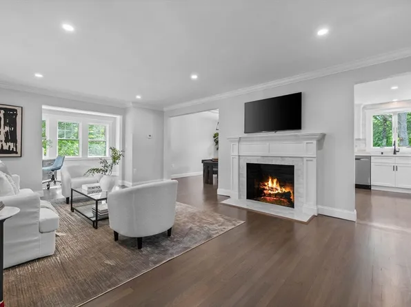 160 Forest Hill Ave, Lynnfield, MA 01940