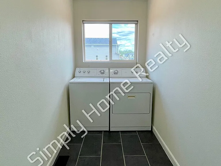 9807 Greenleaf Loop SE — Photo 7