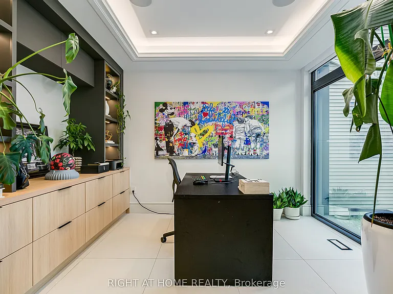 585 Montbeck Cres — Photo 4
