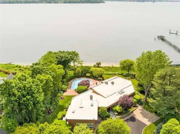 26 Martin Court, Great Neck, NY 11024