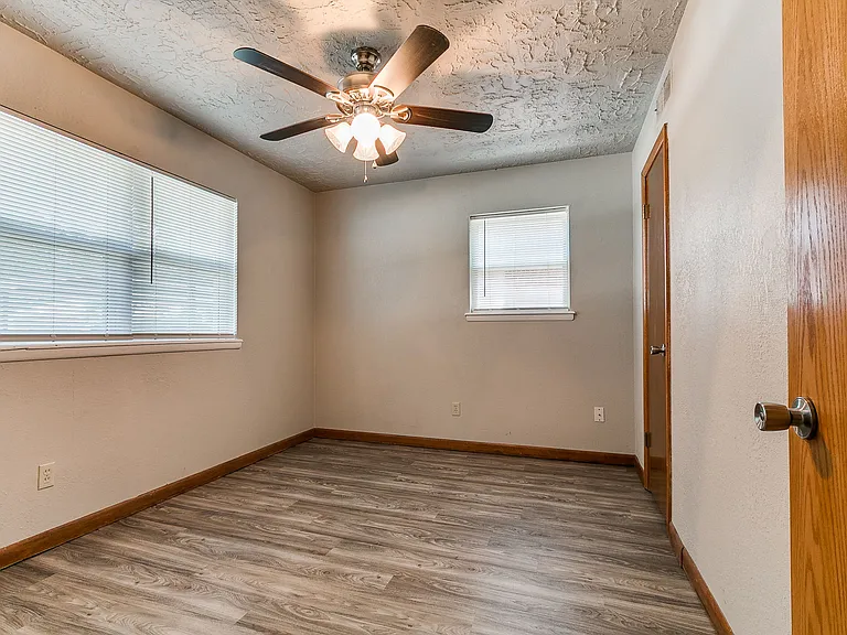 212 S Mercedes Dr — Photo 17