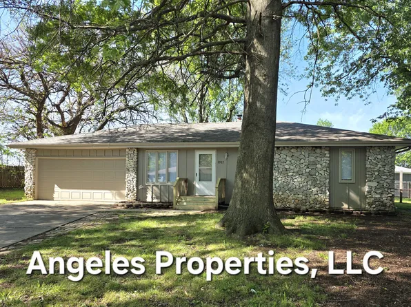2927 S Kings Ct, Springfield, MO 65807