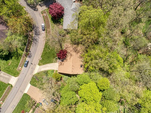 4th image of 414 Village Dr