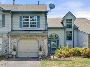 21 Madison Ct, Manalapan, NJ 07726