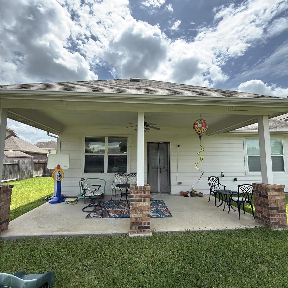 3 bed, 2.0 bath, 1936 sqft, $2,250 — Photo 2