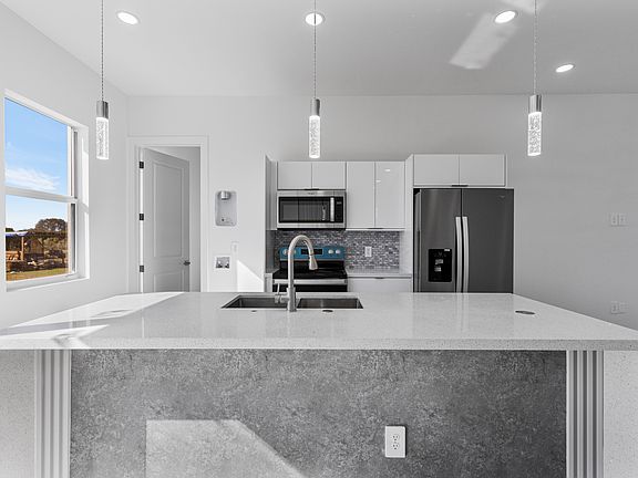 4th image of 626 Chattman St E