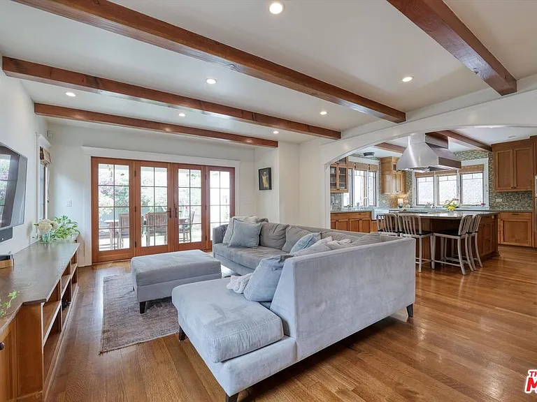 933 Venezia Ave — Photo 11