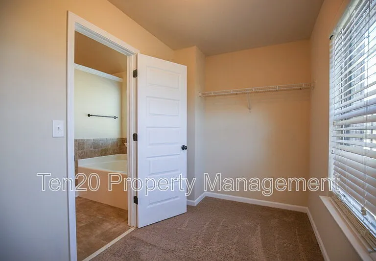 24 Sword St — Photo 12