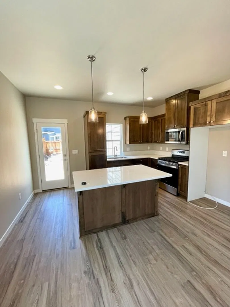Jennifer Triplex - 61525-JENN-00 — Photo 1