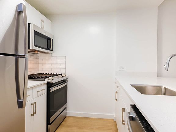 3rd image of 400 W 37th St APT 6V
