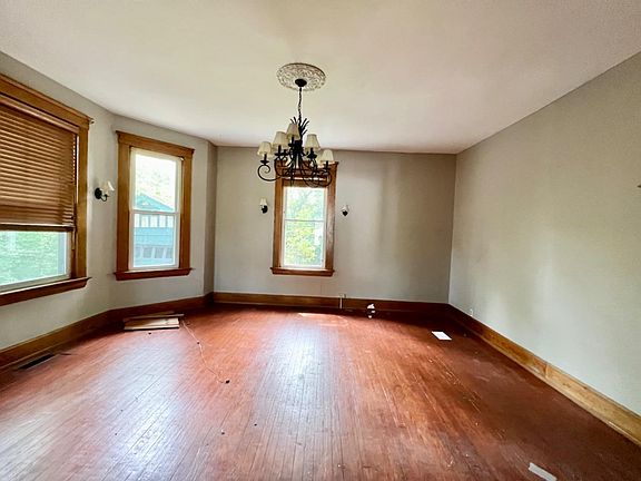 4th image of 3041 Percy Ave