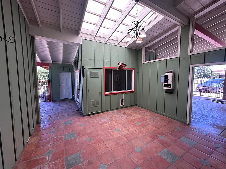 3328 S Stanley Pl — Photo 2