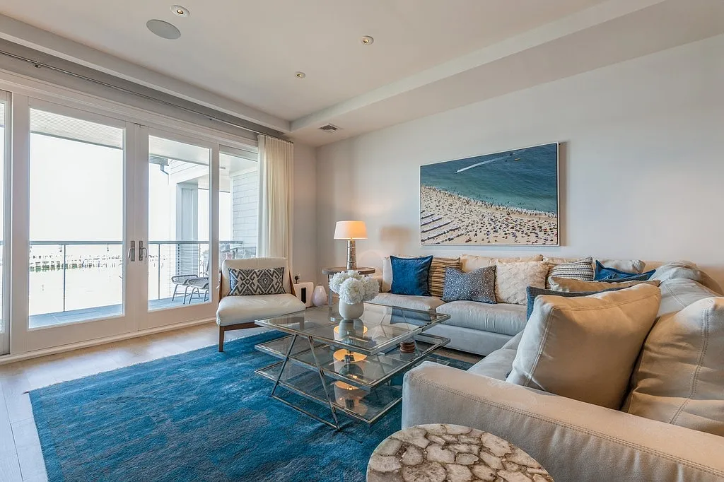 Sag Harbor Village, Chic Harbor Front Condominium — Photo 2