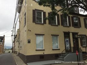 926 W Walnut St