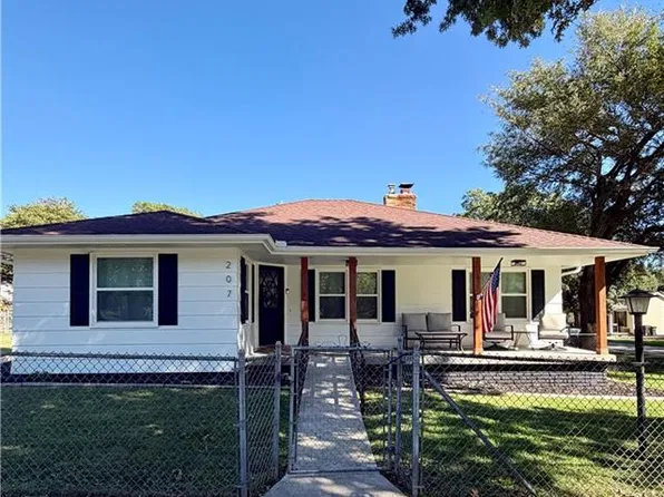 207 S 5th St, Savannah, MO 64485