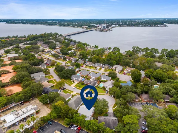 879 Brande Ct, Shalimar, FL 32579