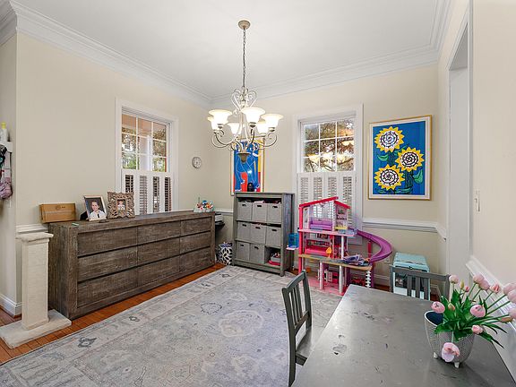 3rd image of 1049 Barfield St