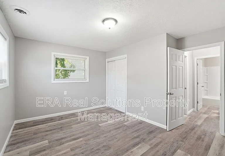 944 Leona Ave — Photo 12