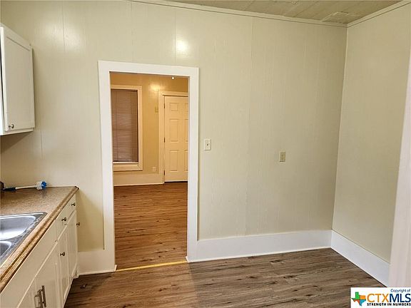 5th image of 824 Cuero St