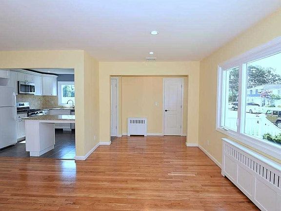 2nd image of 104 Louis St