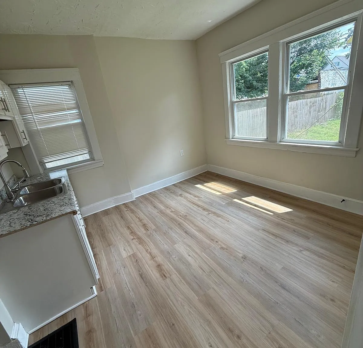 4 bed, 1374 sqft, $1,600 — Photo 4