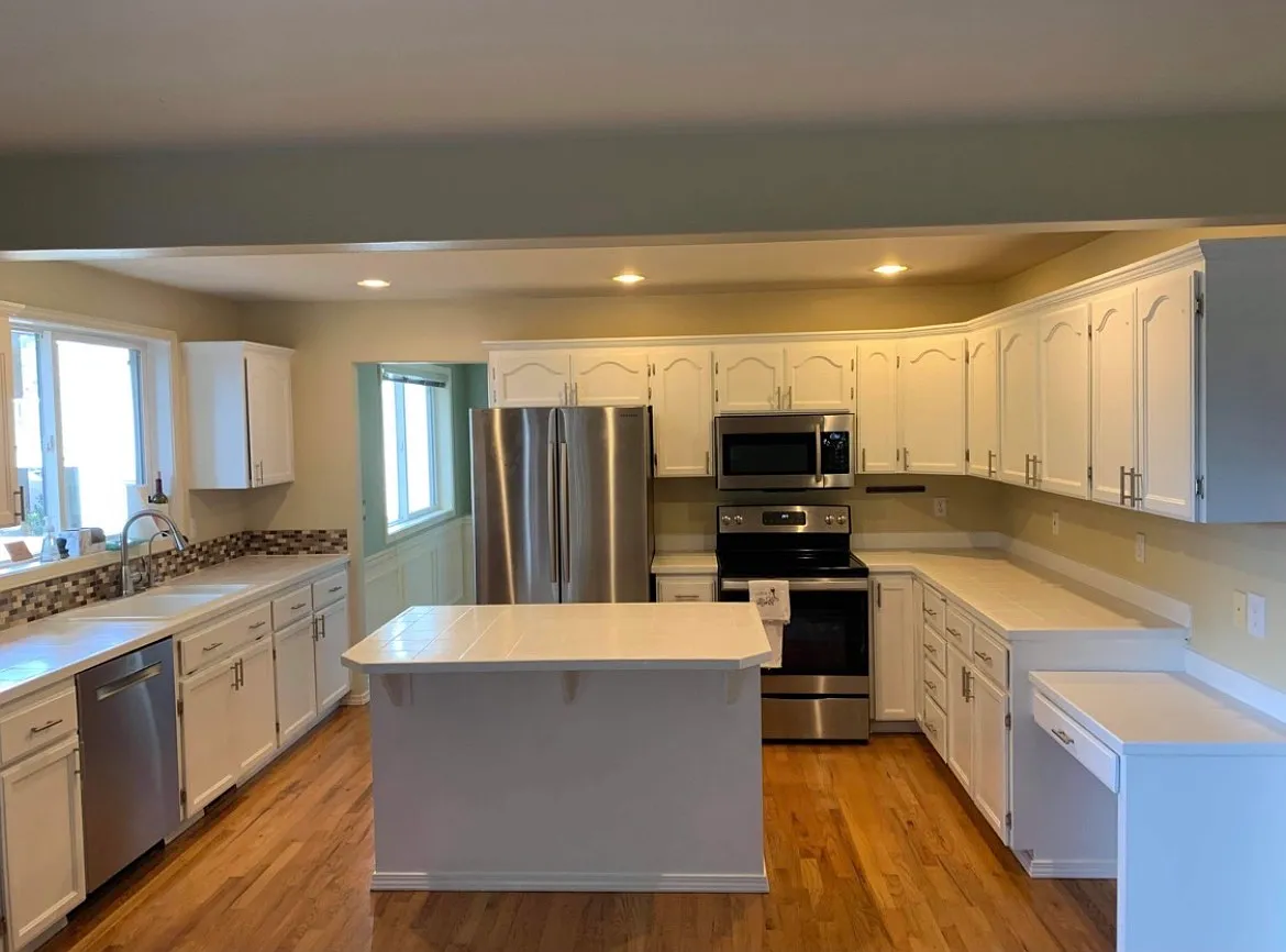 4 bed, 2.5 bath, 2200 sqft, $3,950 — Photo 2